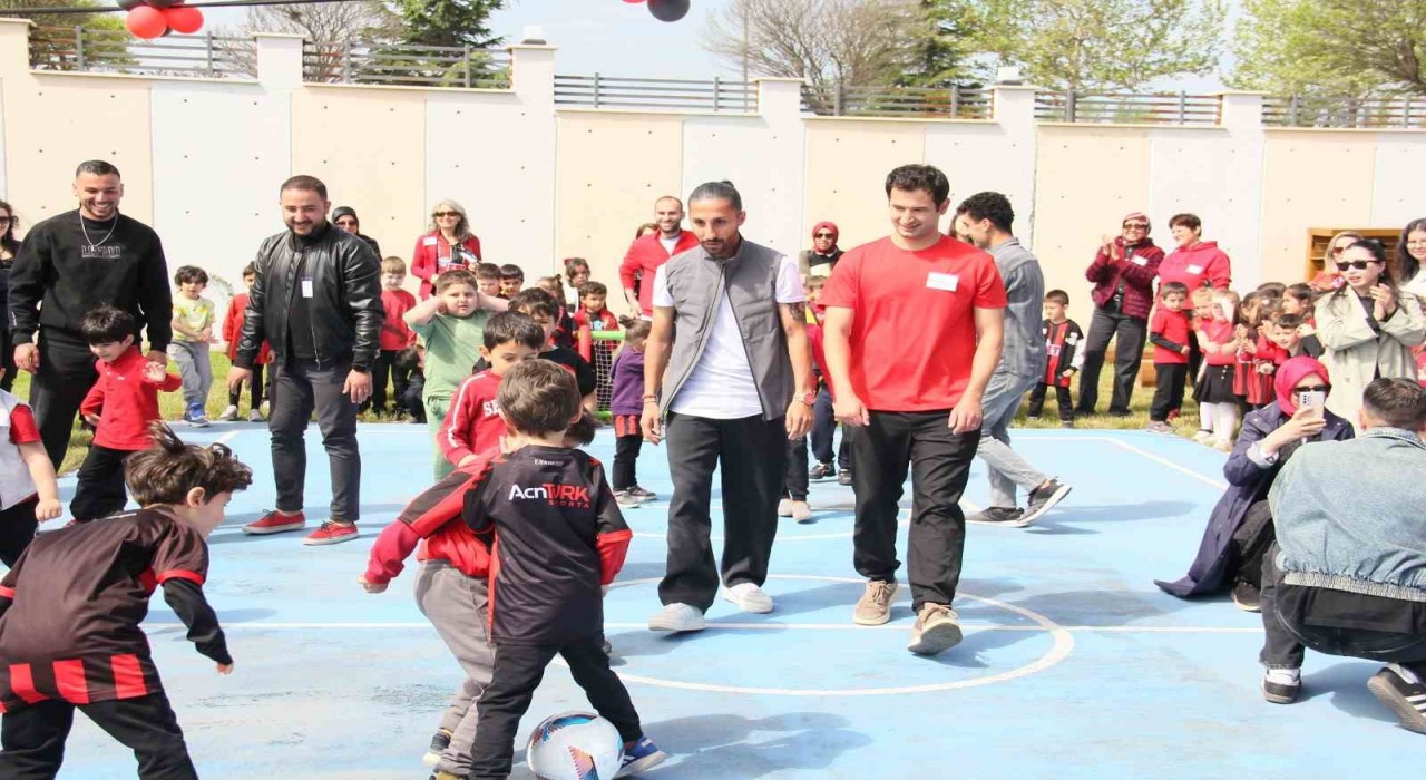 Eskişehirspor futbolcuları özel öğrencileri ziyaret etti