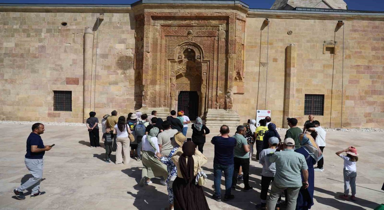 Esrarengiz gölgeleri görmek isteyenler 8 asırlık camiye akın etti