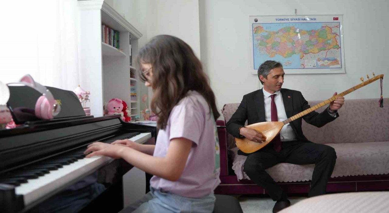 Evde öğrenim gören öğrenciye bağlamalı destek: Minik Nursimanın piyano resitaline müdür bağlamasıyla eşlik etti
