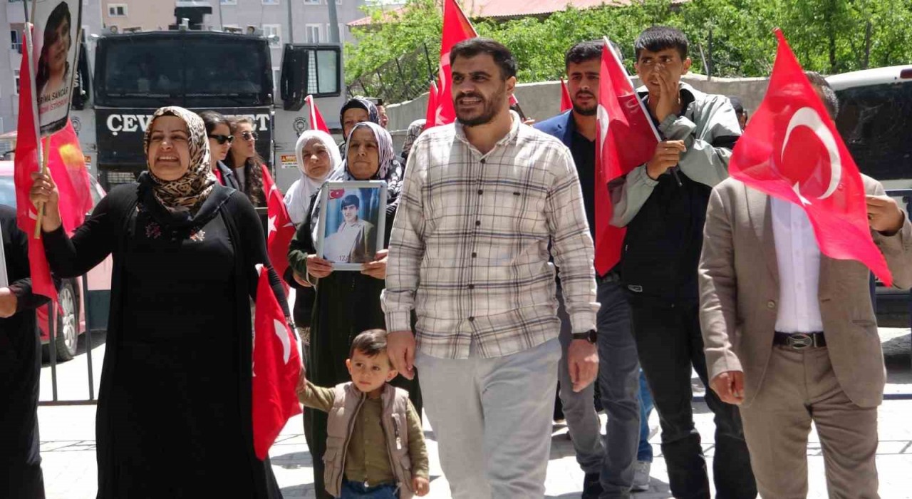 Evlat nöbetindeki aileler: Umudumuzu kaybetmiyoruz