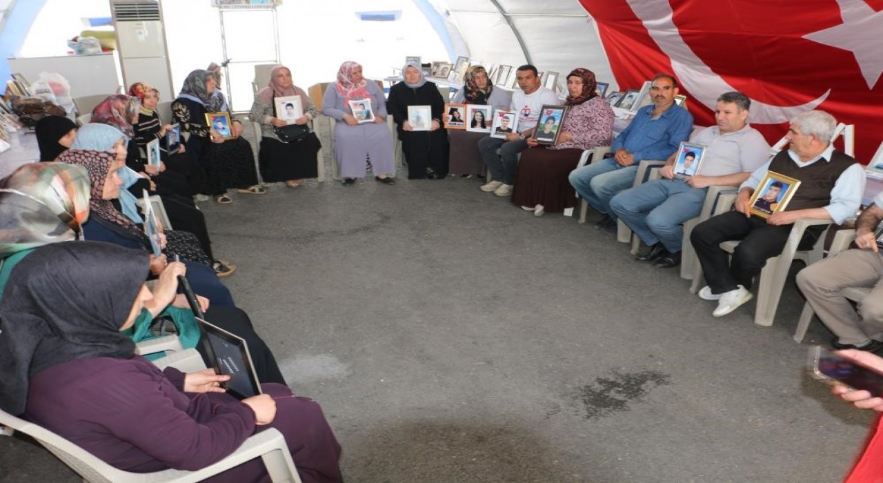Evlat nöbetindeki anne: Barışı duyduğumuzdan beri ayaklarımız yerden kesilmiş. Gece uyuyamıyoruz