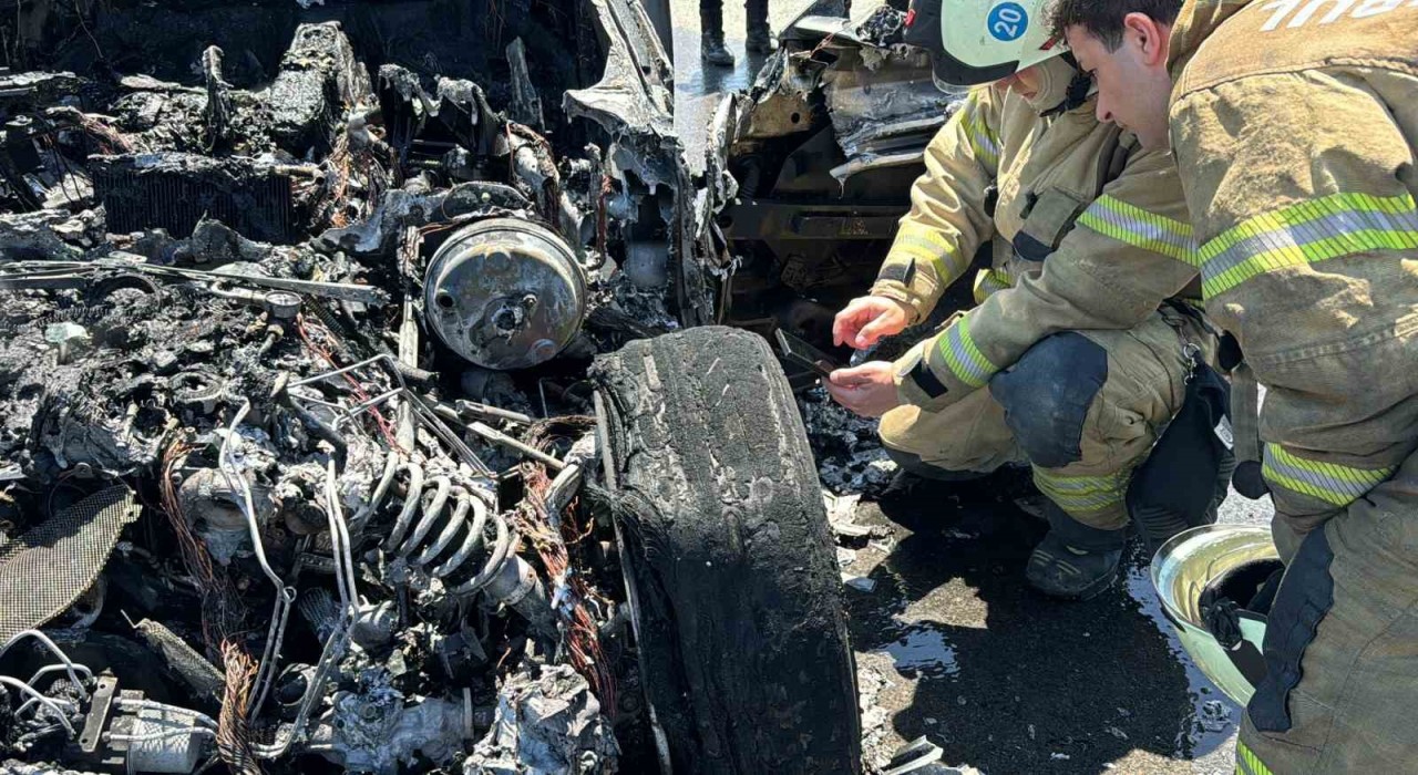 Eyüpsultanda 20 milyon lira değerindeki lüks otomobil alev topuna döndü: O anlar kamerada