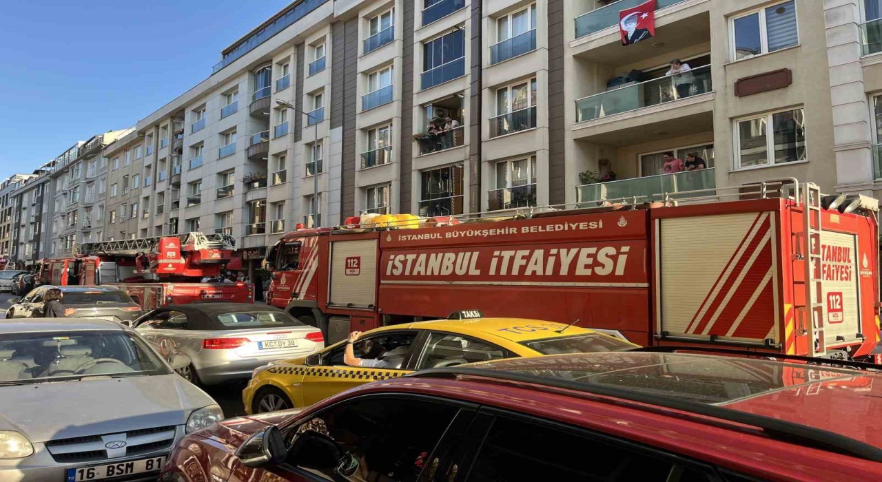 Eyüpsultanda 7 katlı binanın çatısı alev alev yandı: Yangın iki binaya sıçradı