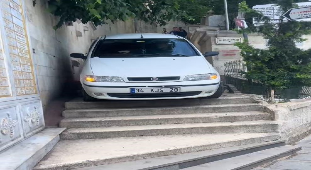 Eyüpsultanda navigasyona aldanan sürücü merdivenlerde mahsur kaldı