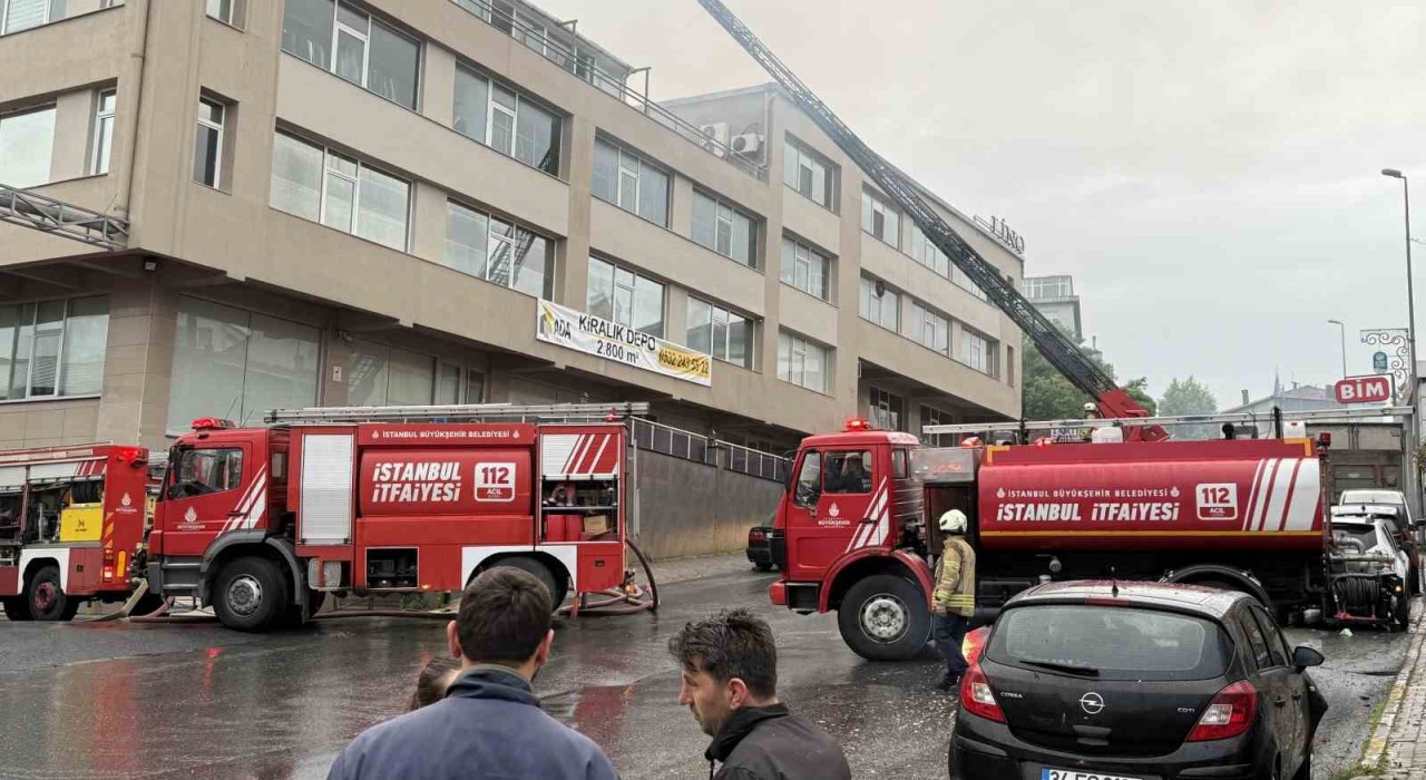 Eyüpsultanda tekstil fabrikasında yangın paniği