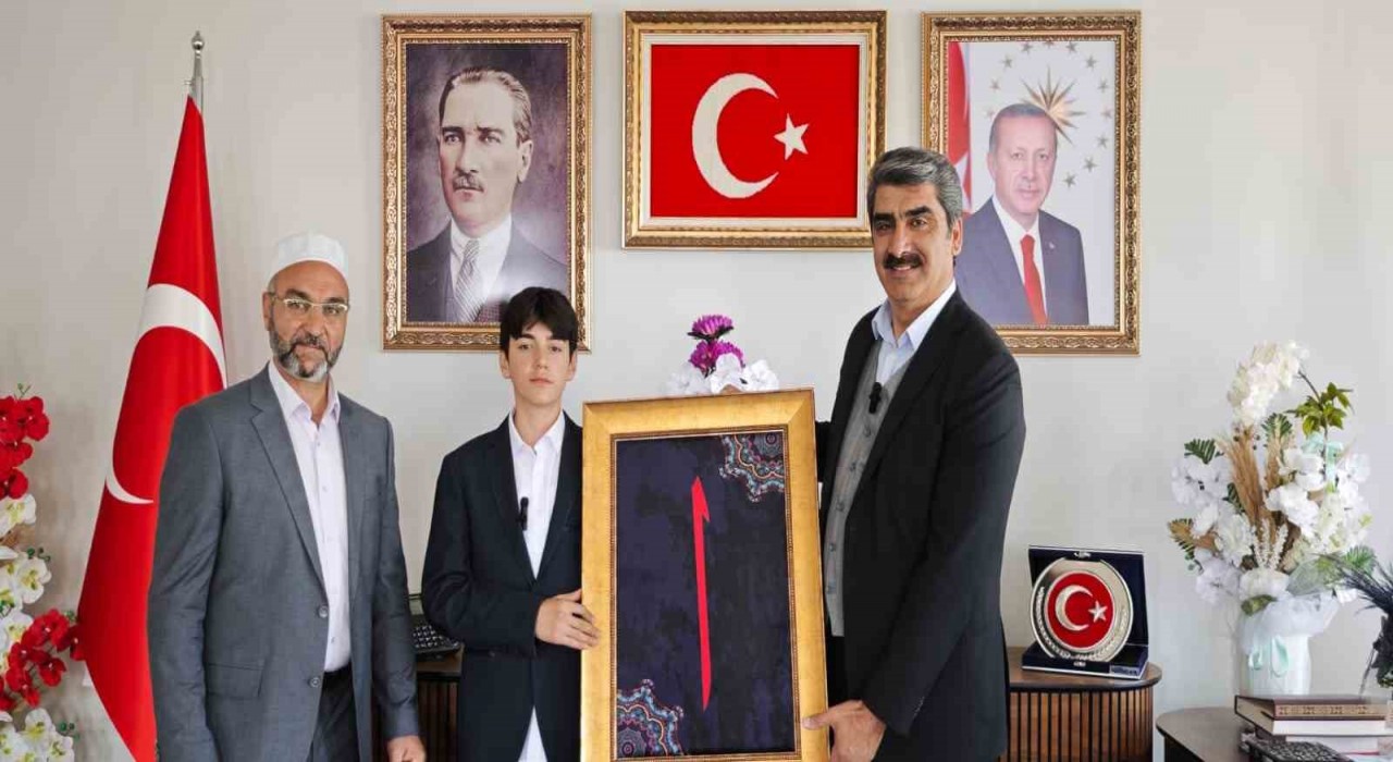 Ezan okuma yarışmasında dereceye girdi, ödülünü Filistine bağışladı