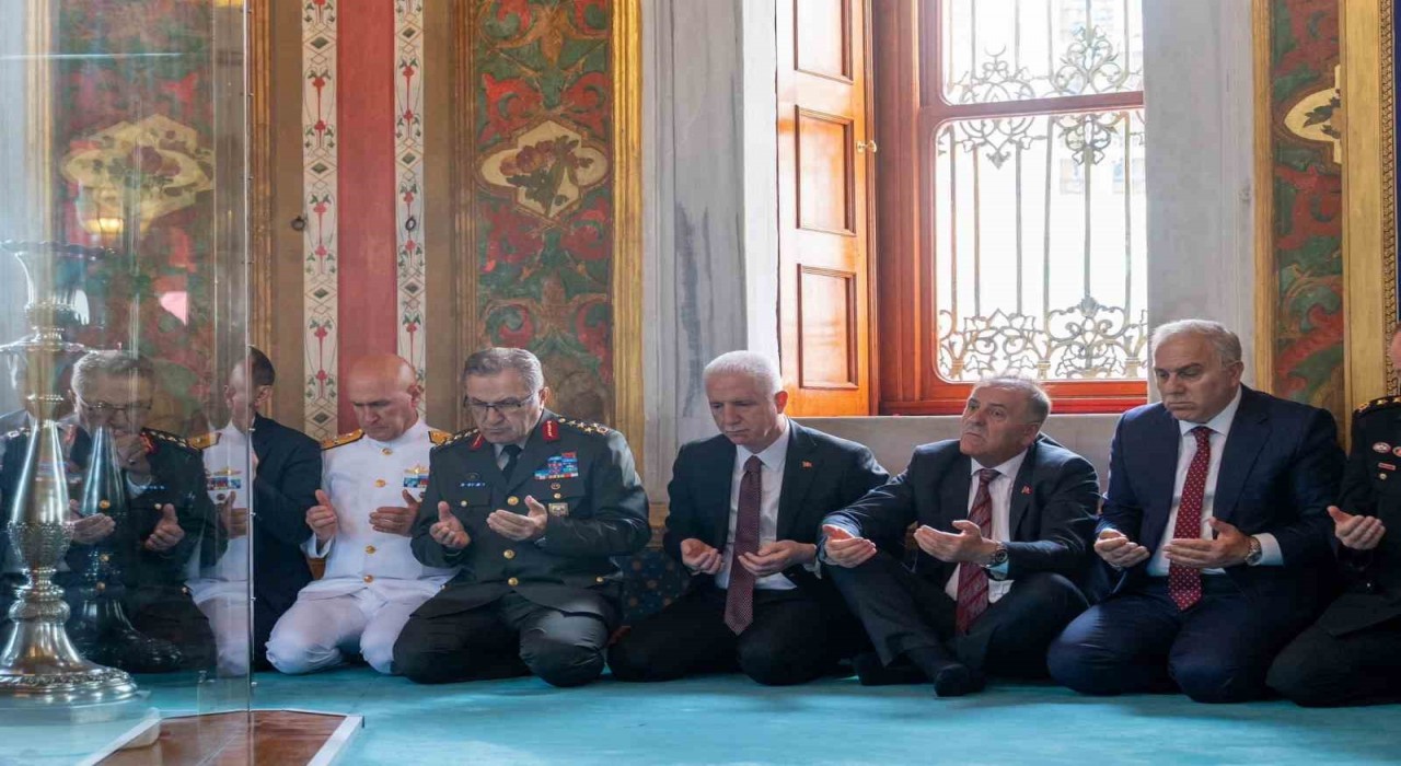 Fatih Sultan Mehmet Hanın fethin 572inci yıldönümünde kabri başında dualarla anıldı