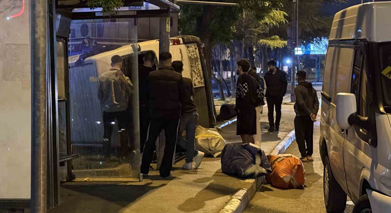 Fatihte kontrolden çıkan ticari araç yan yattı