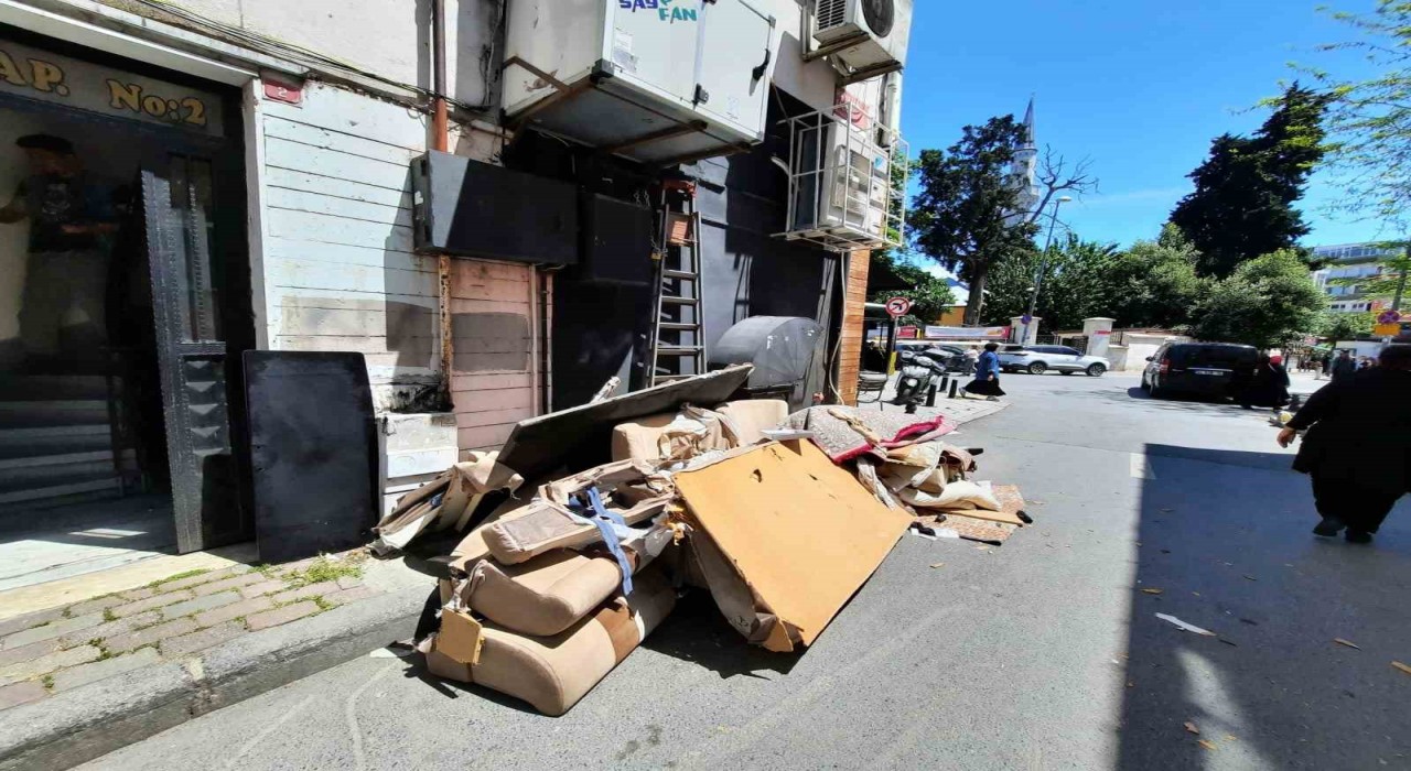 Fatihte kontrolsüz taşınma kamerada: Eşyalarını 3. kattaki camdan böyle attı