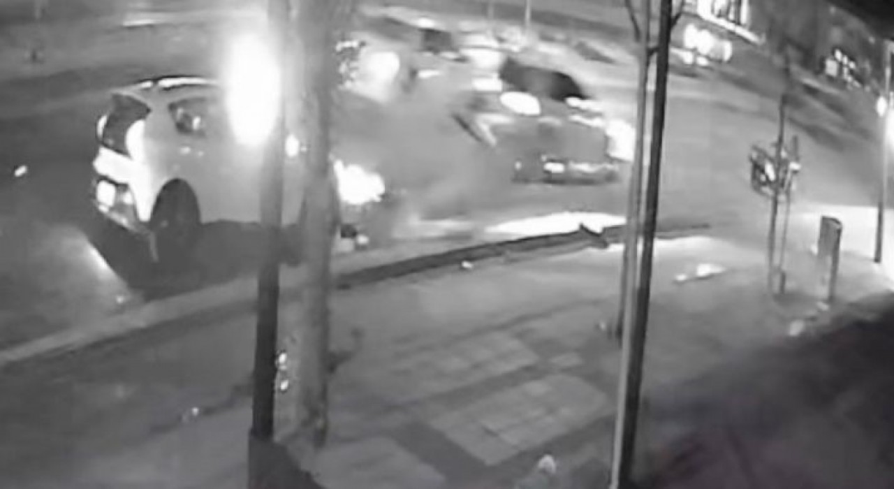 Feci kaza kamerada... Hızla gelen araç, otomobil ve motosiklete çarptı: 1i ağır 2 yaralı