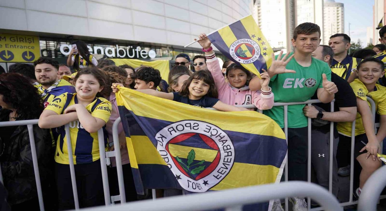 Fenerbahçe Euroleague şampiyonluğunu taraftarıyla kutladı