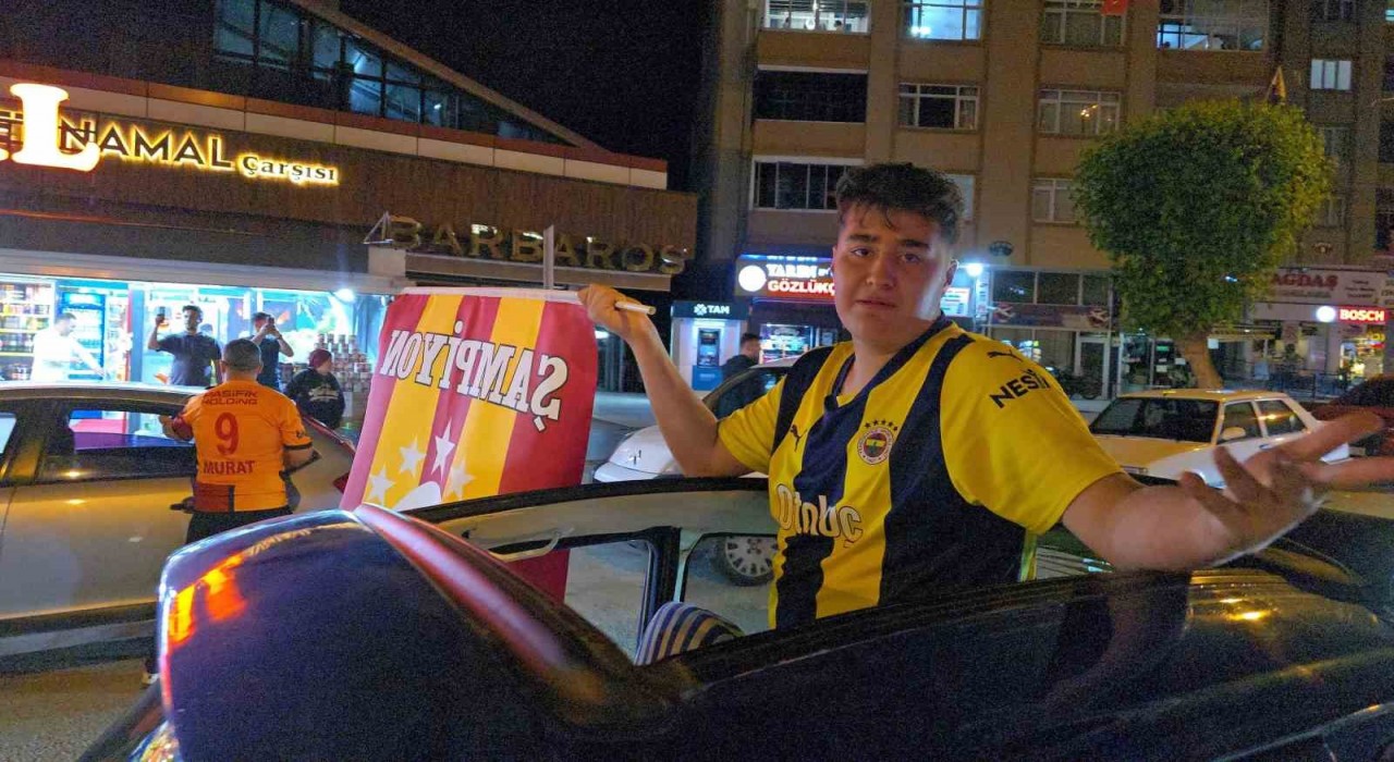 Fenerbahçe forması ile Galatasarayın şampiyonluğunu kutladılar