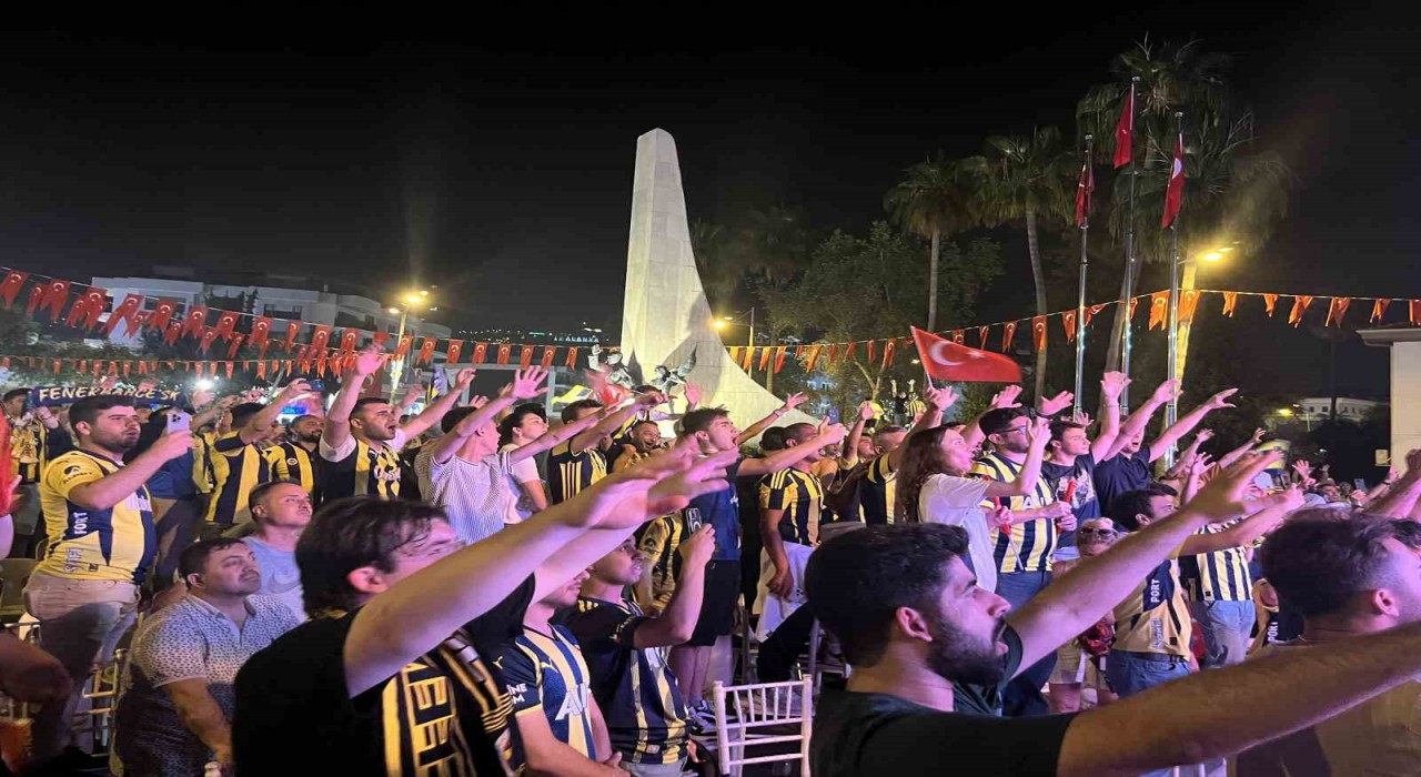 Fenerbahçenin şampiyonluğu meşaleler ve bayraklarla kutlandı