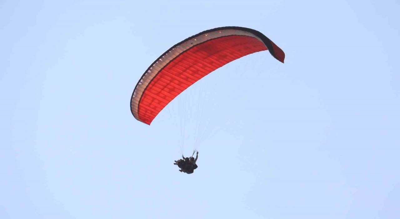 Fethiyede 19 Mayıs coşkusu gökyüzüne taşındı