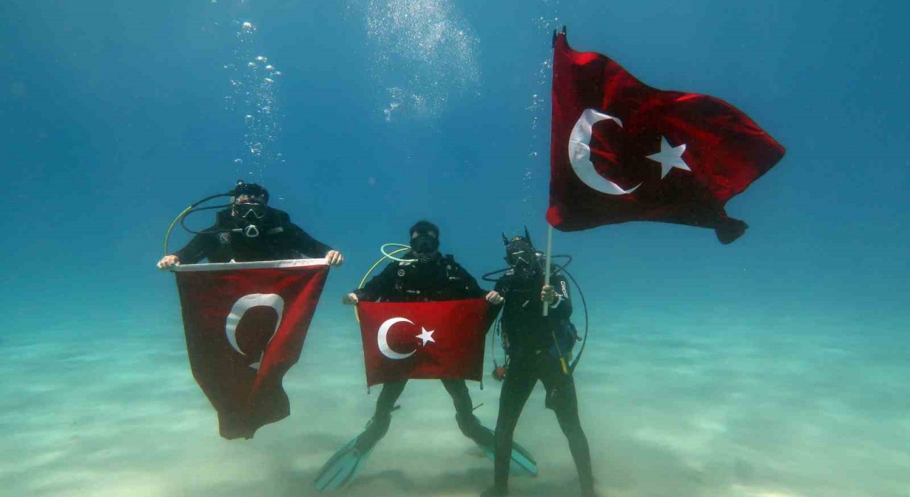 Fethiyede dalgıçlar 19 Mayısı deniz altında kutladı
