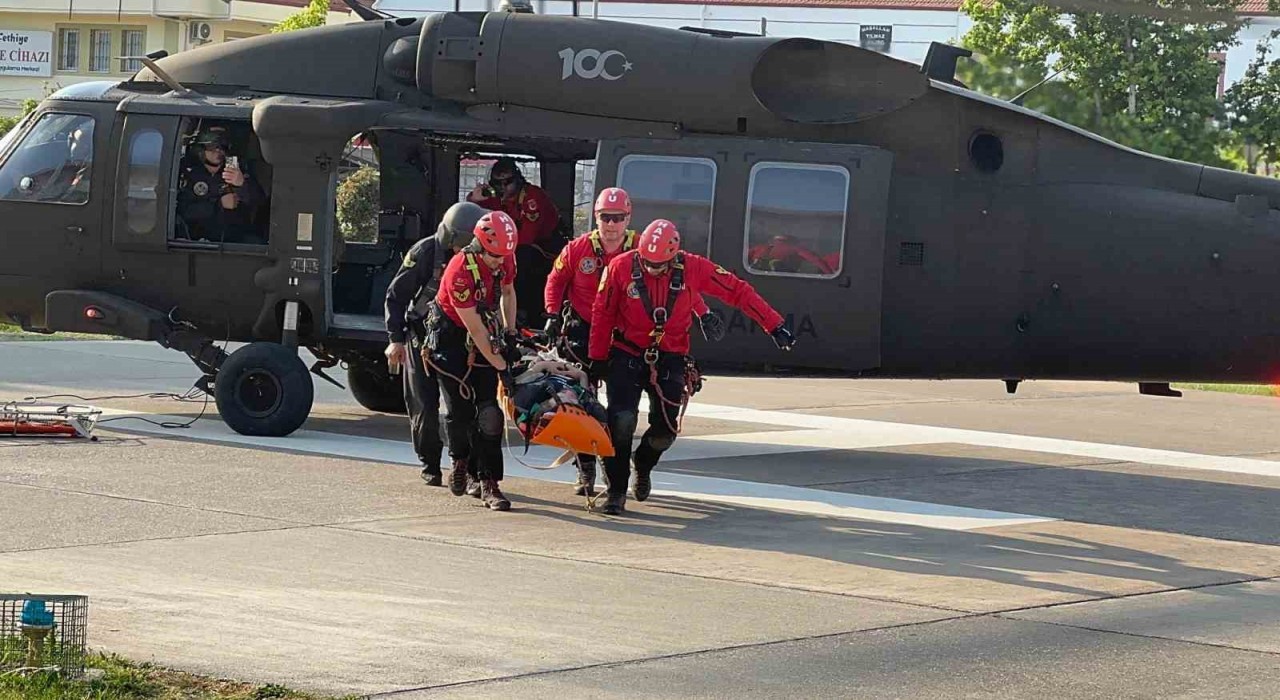 Fethiyede paraşütle kayalıklara düşen turist askeri helikopterle kurtarıldı
