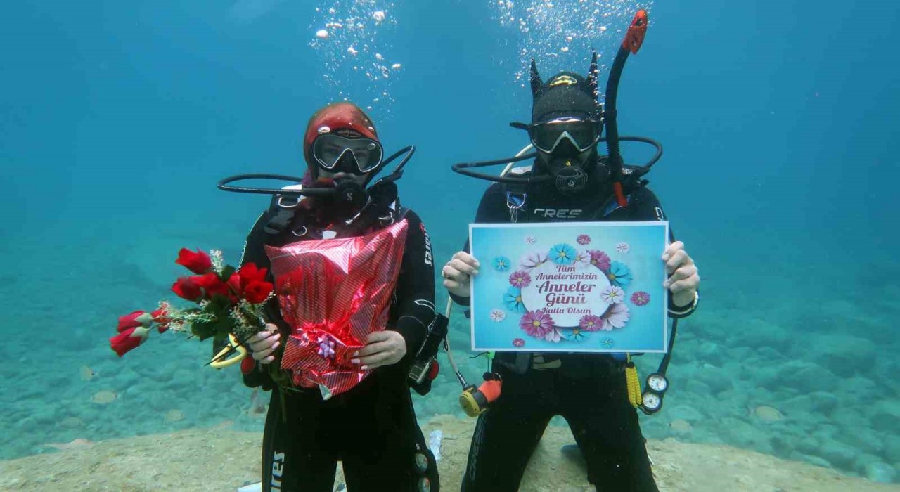 Fethiyeli dalgıçlardan deniz altında Anneler Günü kutlaması