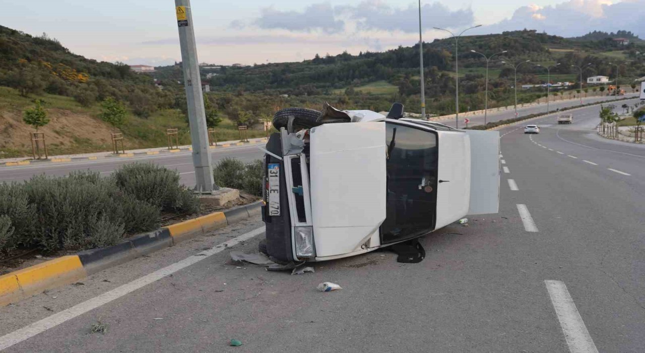Fiat Tofaşın hurdaya döndüğü kazada 4 kişi yaralandı