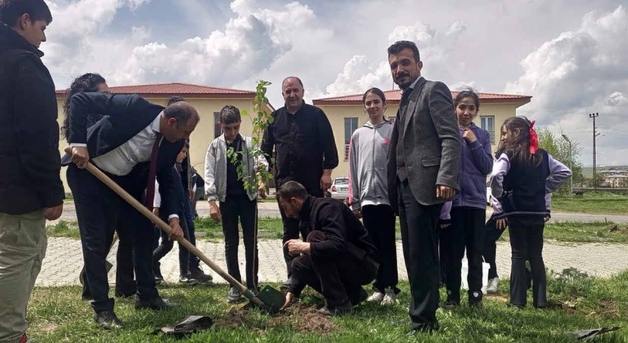 Fidan dikim etkinliğine Çıldır YBO da katıldı
