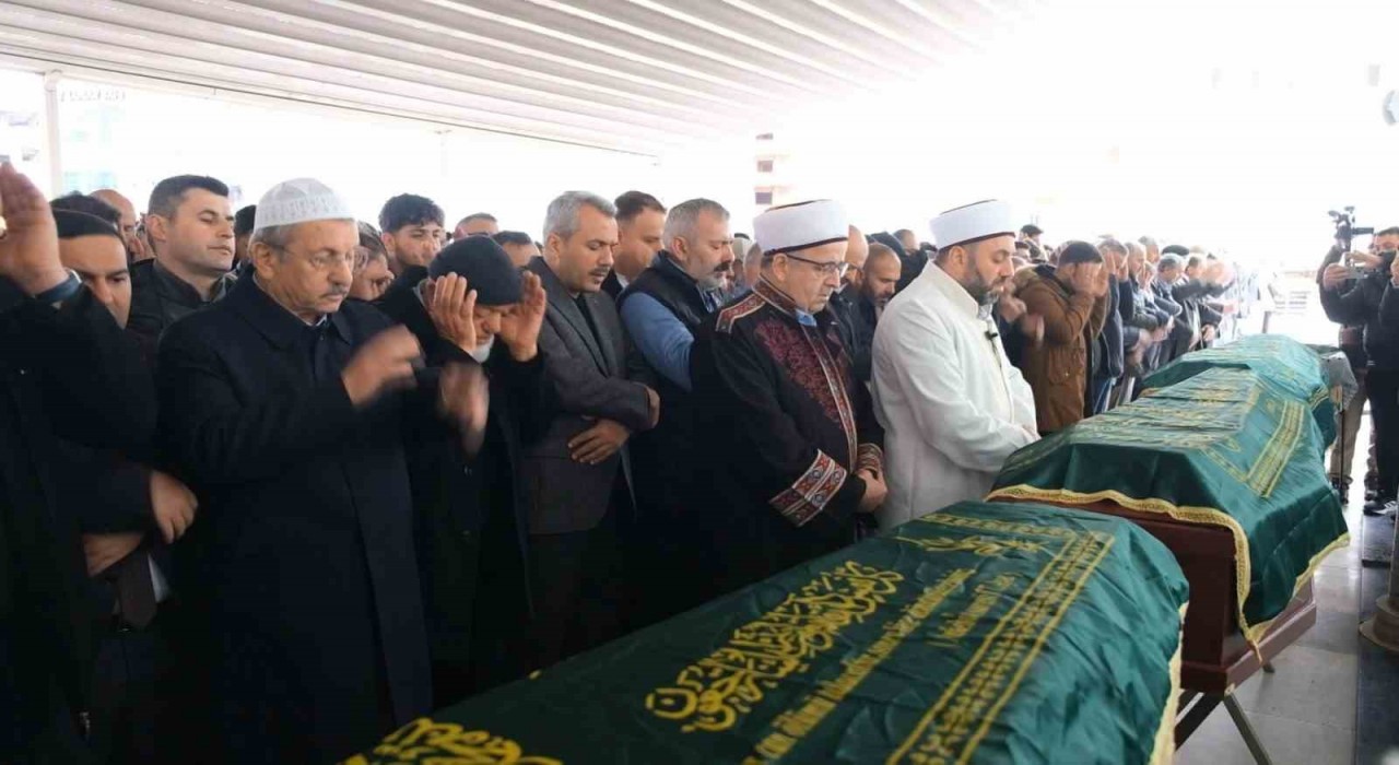 Fransadaki yangında hayatını kaybeden 3 kardeş son yolculuğuna uğurlandı