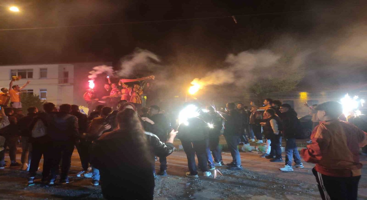 Galatasaray taraftarları Ardahanda şampiyonluğu kutluyor