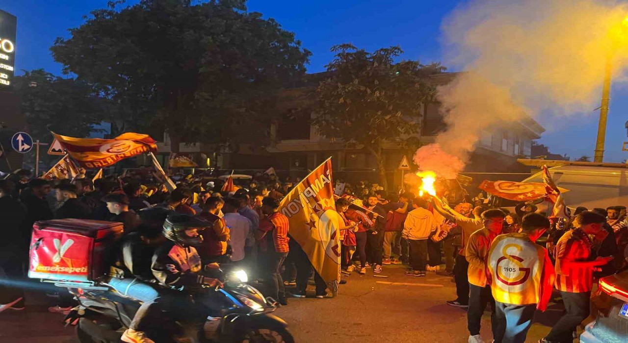 Galatasaray taraftarları Floryada şampiyonluğu kutluyor