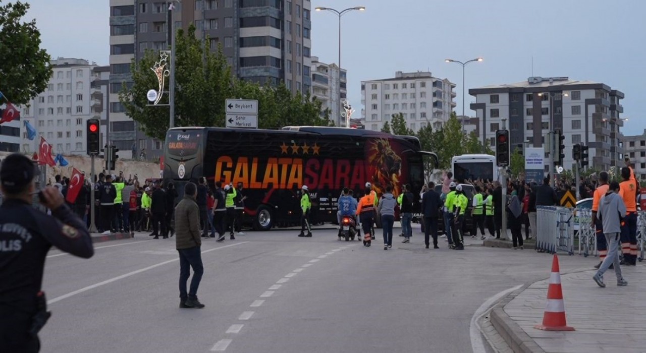 Galatasaray ve Trabzonspor kafileleri Gaziantep Stadyumunda