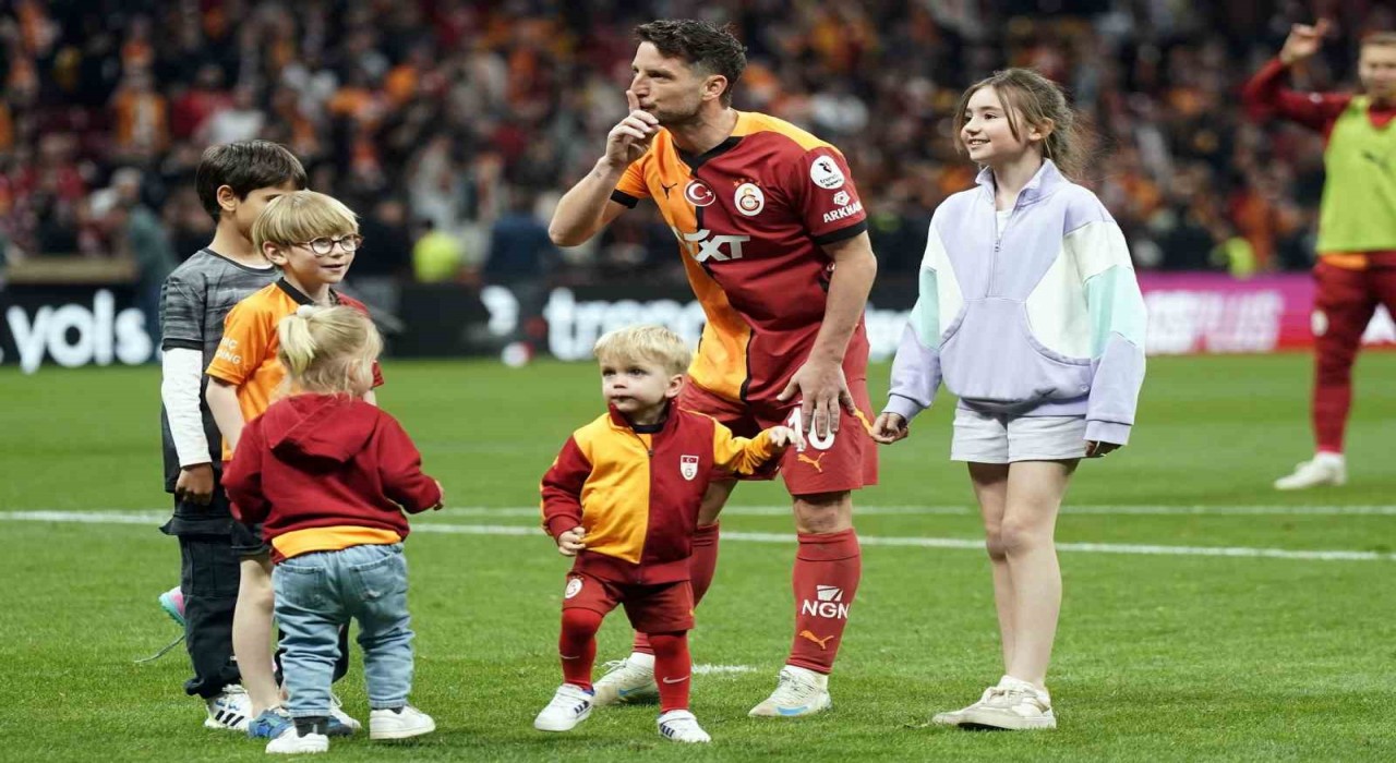 Galatasarayda maç sonu 3lüsü Mertens ve Musleradan