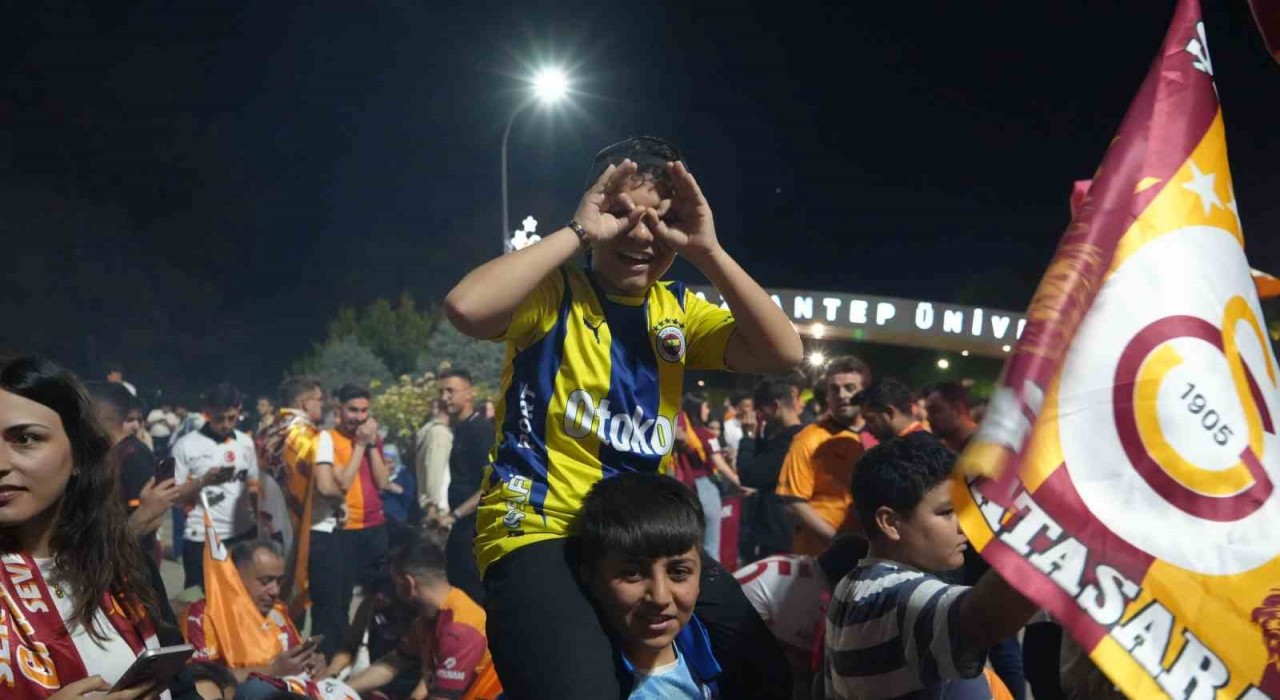 Galatasarayın şampiyonluğu Gaziantepte davul, zurna ve halayla kutlandı