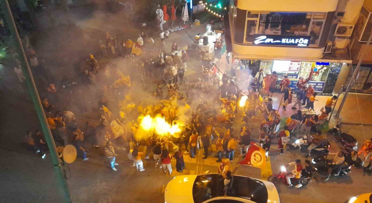 Galatasarayın şampiyonluğu Kuşadasında kutlandı