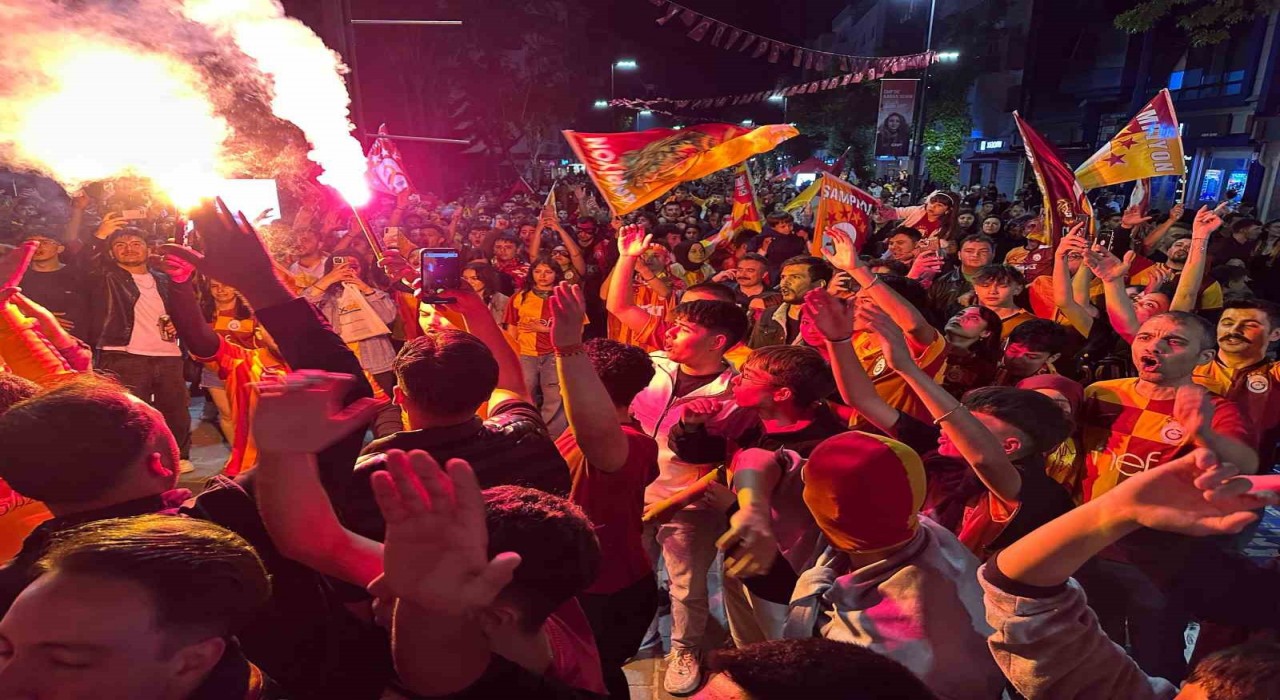 Galatasarayın şampiyonluğu Uşakta coşkuyla kutlandı