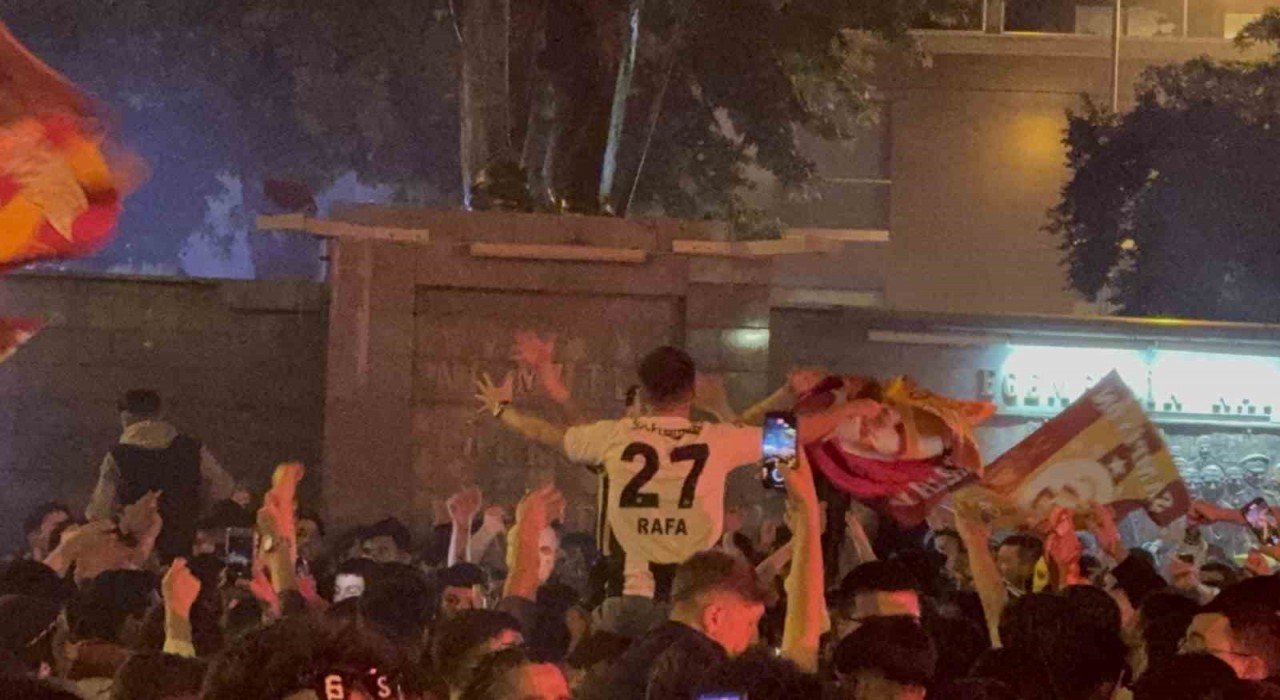 Galatasarayın şampiyonluğunda dikkat çeken kutlama
