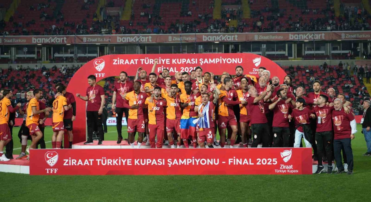 Galatasaraylı oyuncular Türkiye Kupasını kaldırdı, coşku zirveye ulaştı