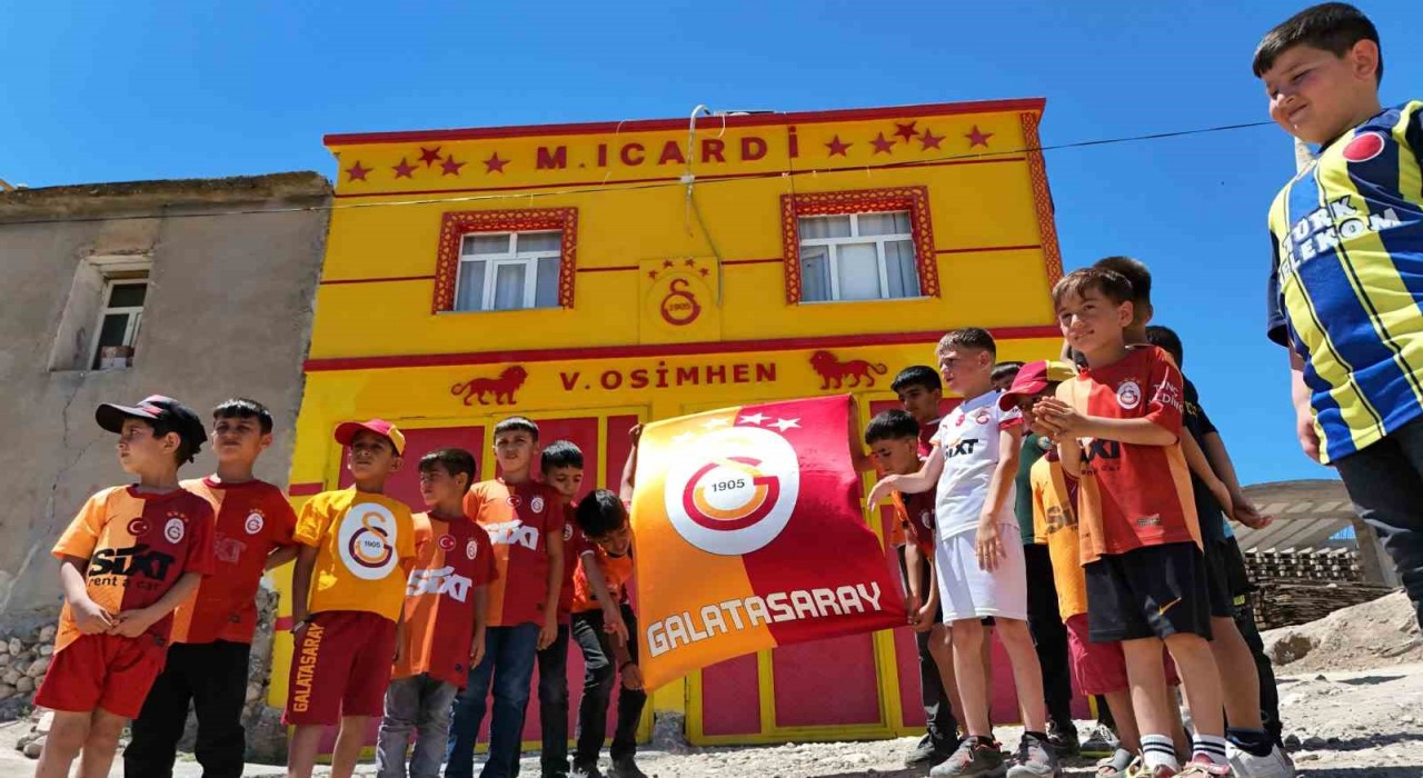 Galatasaraylı taraftar evinin dış cephesini sarı-kırmızıya boyatıp, Osimhen ve 5. yıldızı ekledi