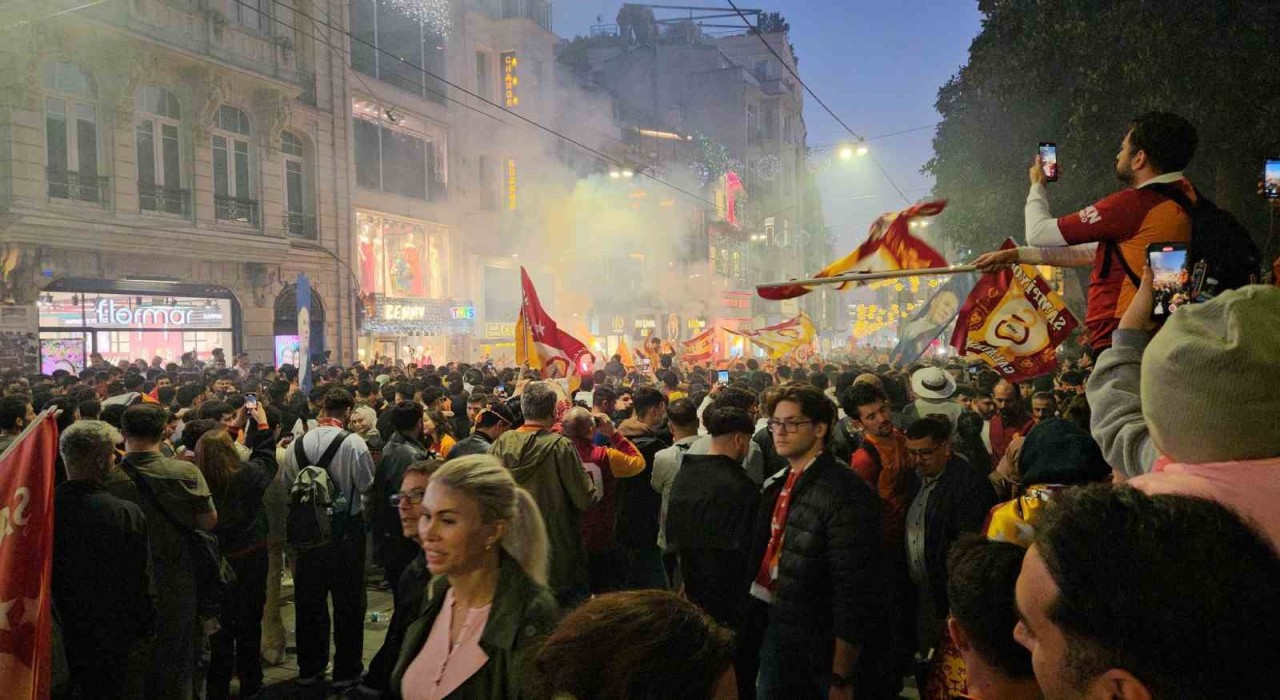 Galatasaraylı taraftarlar maçın bitiminde Taksime akın etti