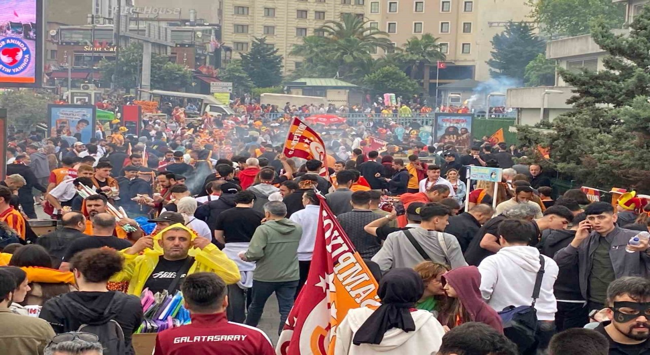 Galatasaraylı taraftarlar Yenikapıya akın etti