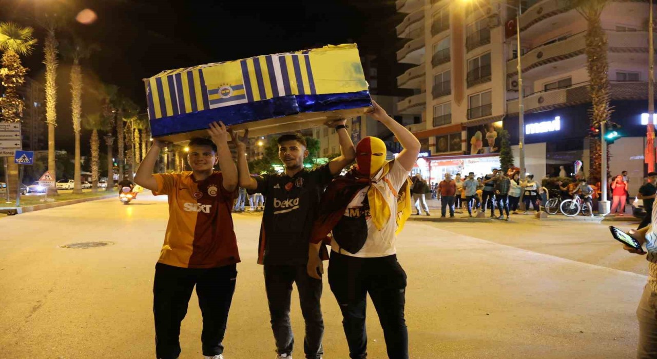 Galatasaraylı taraftarlardan Fenerbahçeye tabutlu gönderme