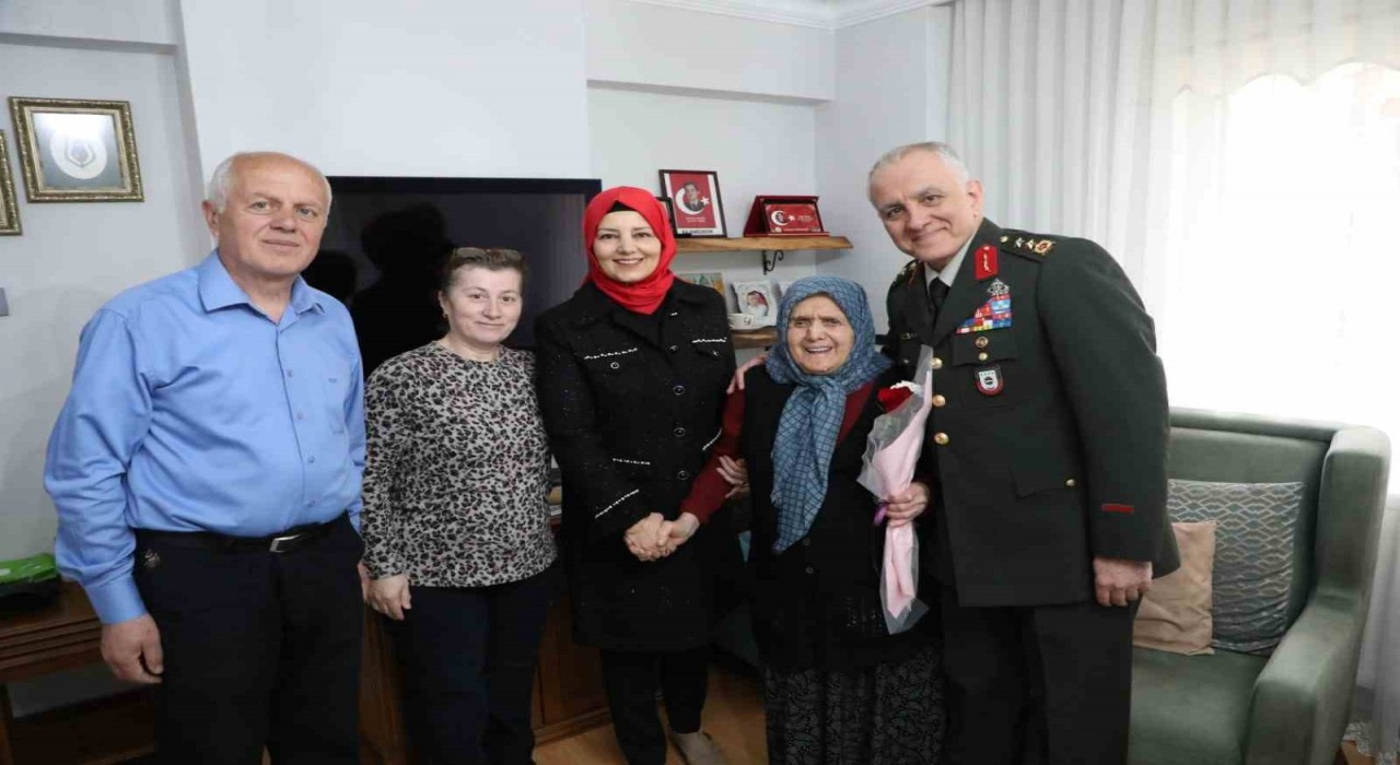 Garnizon Komutanı Aladan şehit annesine anlamı ziyaret