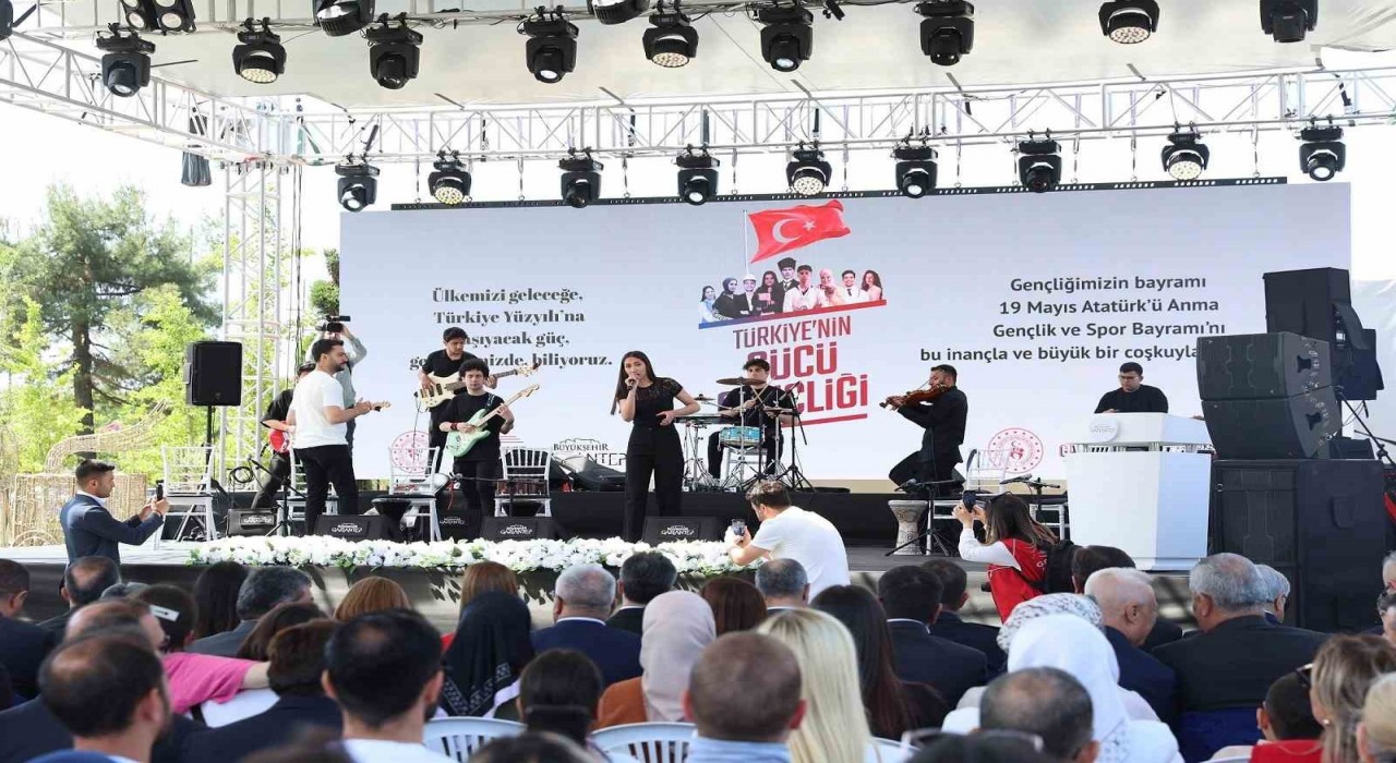Gaziantep Büyükşehirin destekleriyle 200 öğretmenden Ataya zeybekli saygı duruşu