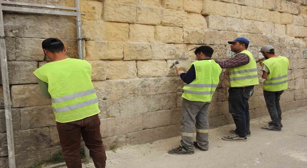 Gaziantepli taş ustaları 1 Mayısta da ekmeklerini taştan çıkartıyor