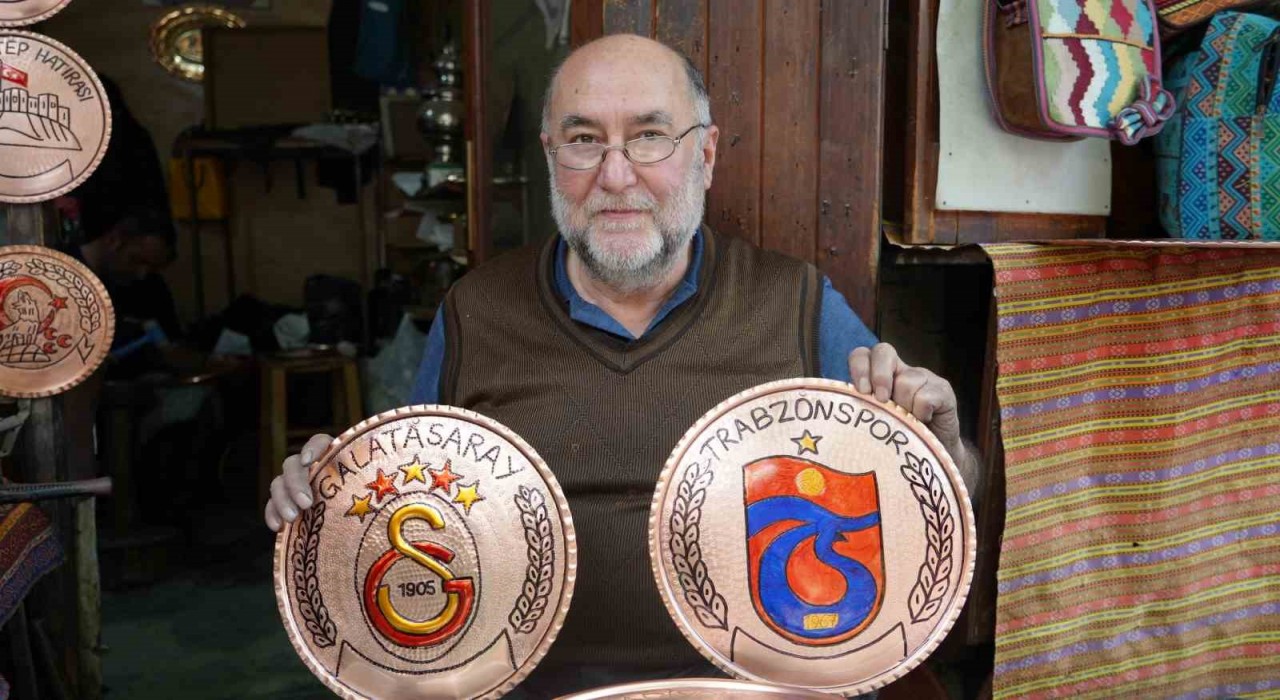Gaziantepte Galatasaray ve Trabzonsporun logoları ilmek ilmek bakıra işleniyor