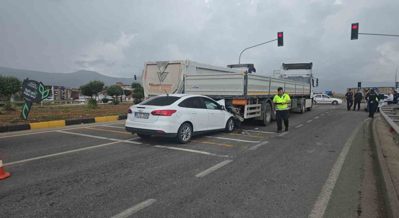 Gaziantepte ışıkta bekleyen tıra çarpan otomobilin sürücüsü yaralandı