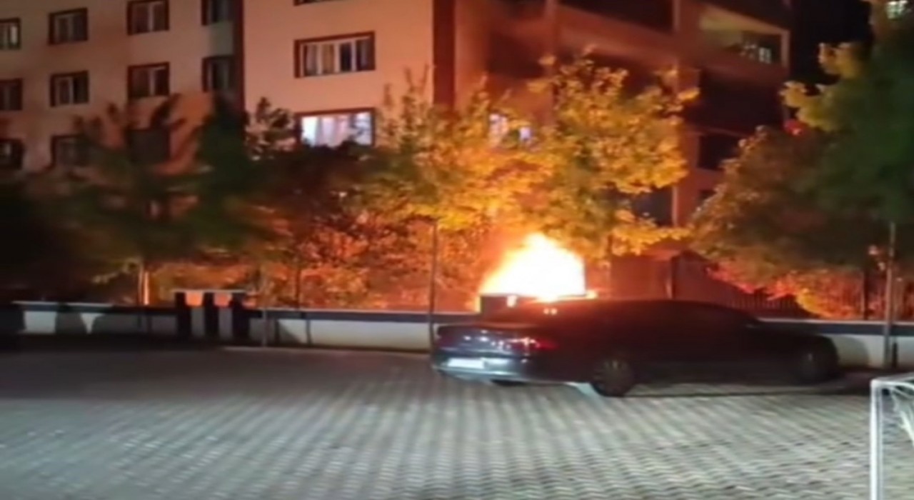 Gaziantepte park halindeki otomobil alev topuna döndü