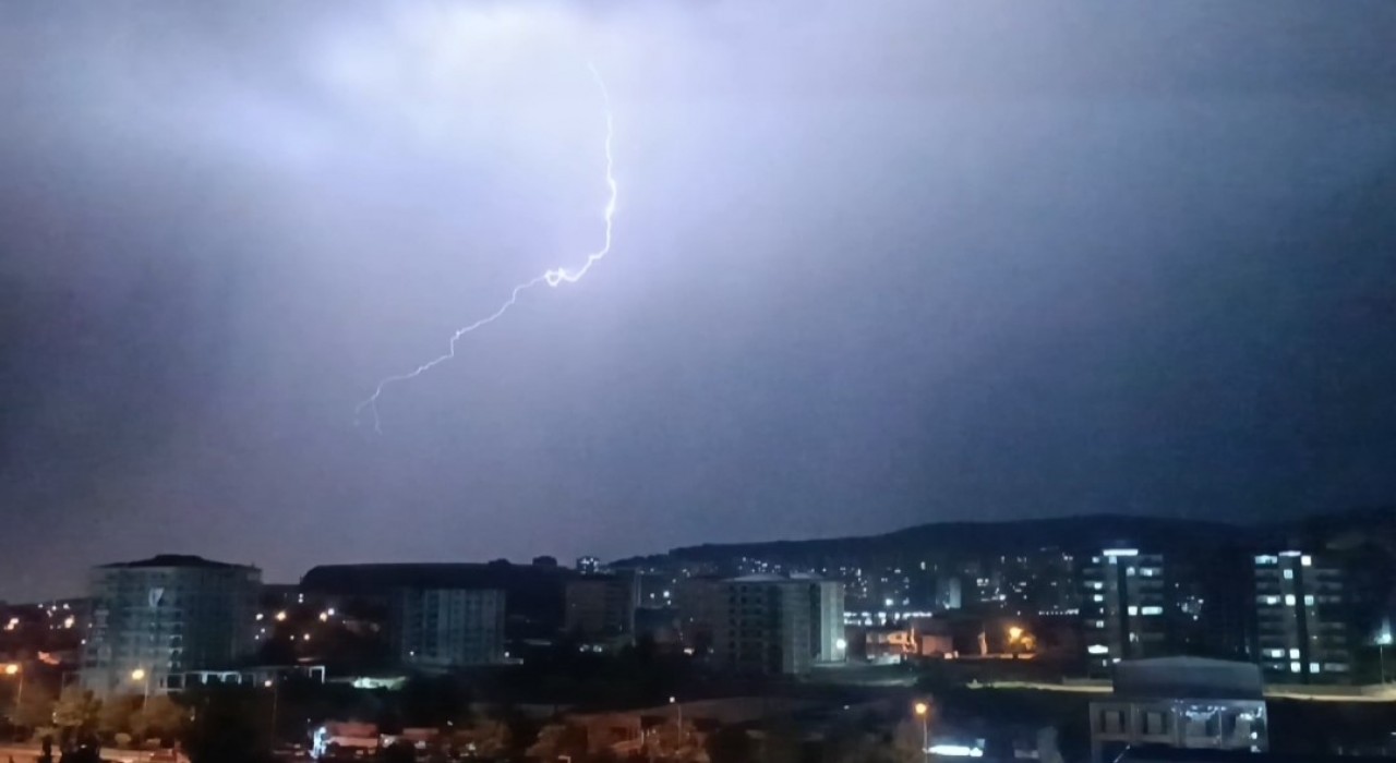 Gaziantepte sağanak ve dolu etkili oldu, şimşekler geceyi aydınlattı