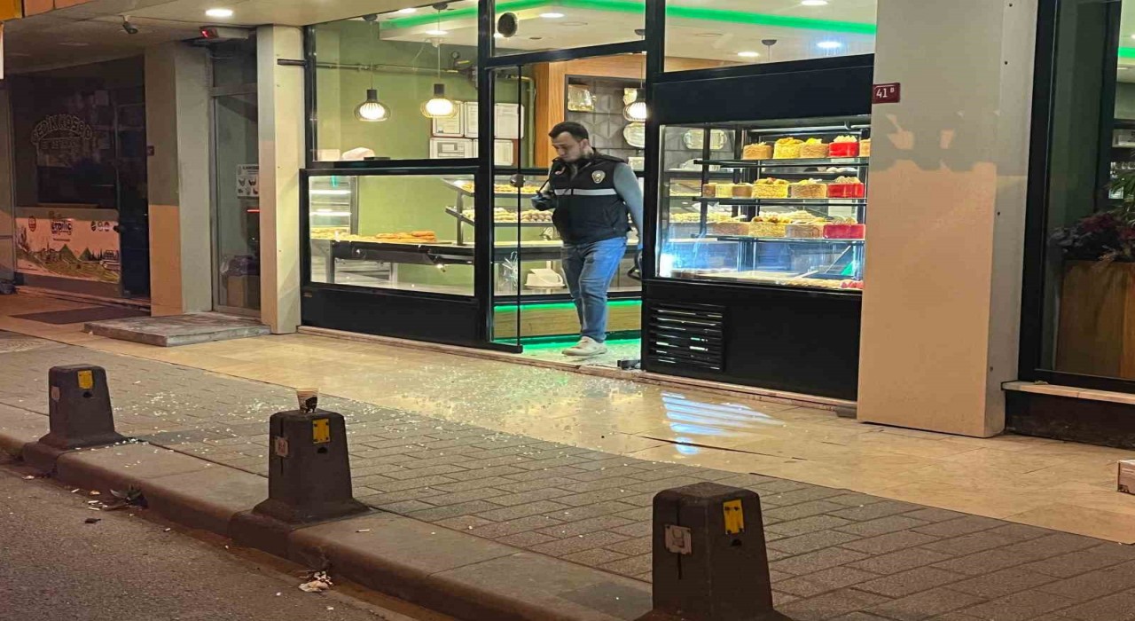 Gaziosmanpaşada husumetlisinden kaçarak kafeye saklanan genç, silahlı saldırıda yaralandı