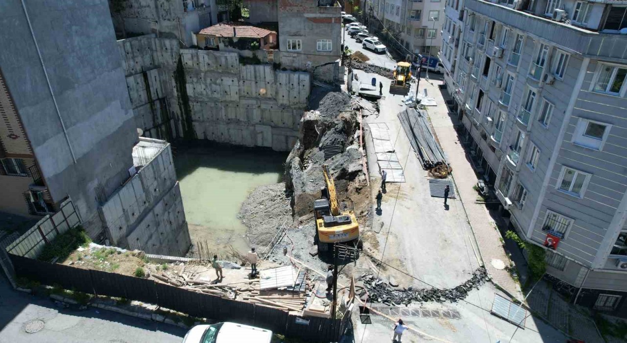 Gaziosmanpaşada inşaat çalışmaları esnasında yol çöktü
