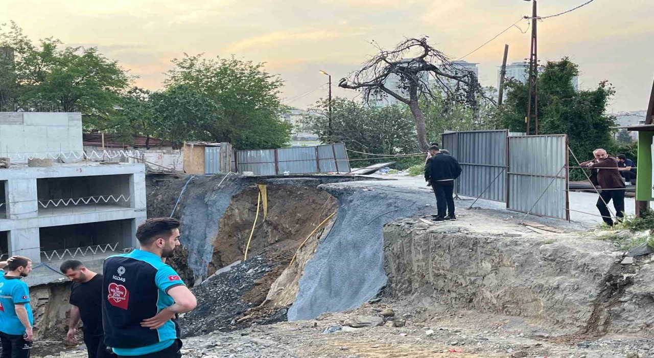 Gaziosmanpaşada inşaat çalışması sırasında yol çöktü