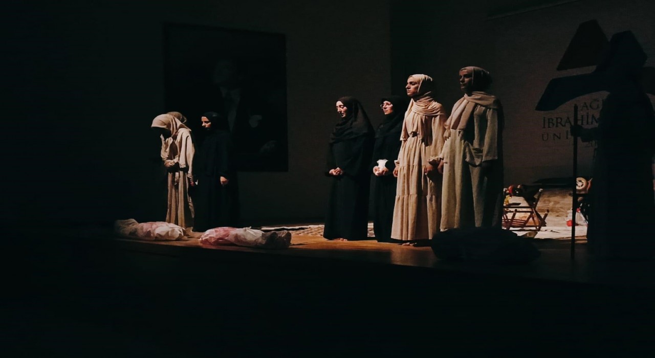 Gazzenin Kadınları tiyatrosu üniversitede sahnelendi