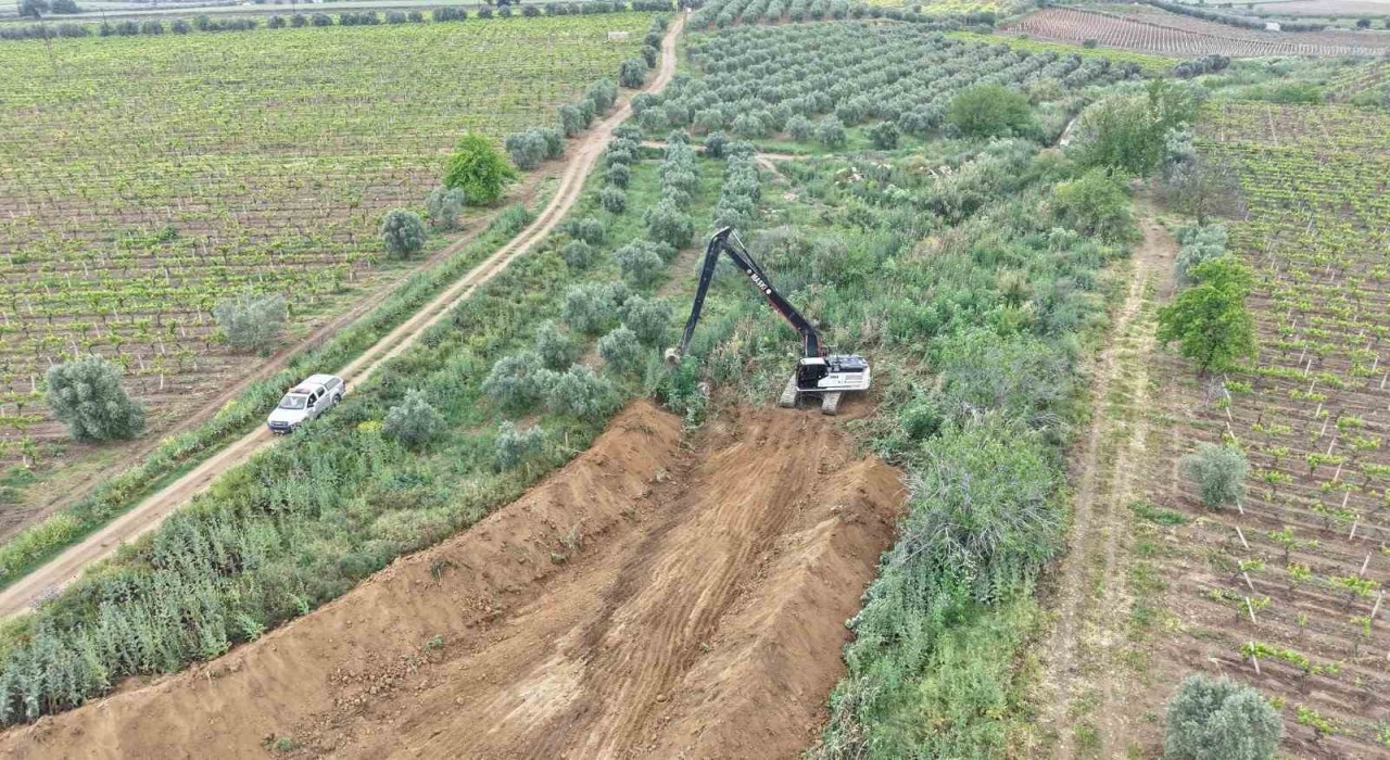 Geçtiğimiz yıl taşan dere yatakları temizleniyor