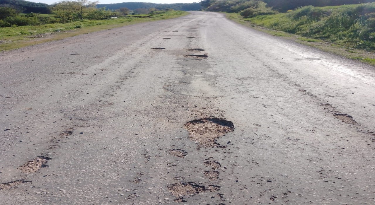 Gediz Dereköy yolu sürücülere çile oldu